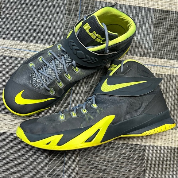 Nike Men’s Zoom Soldier LeBron VIII 8 Basketball Sneakers 653641-070 Size 13 - Picture 3 of 17